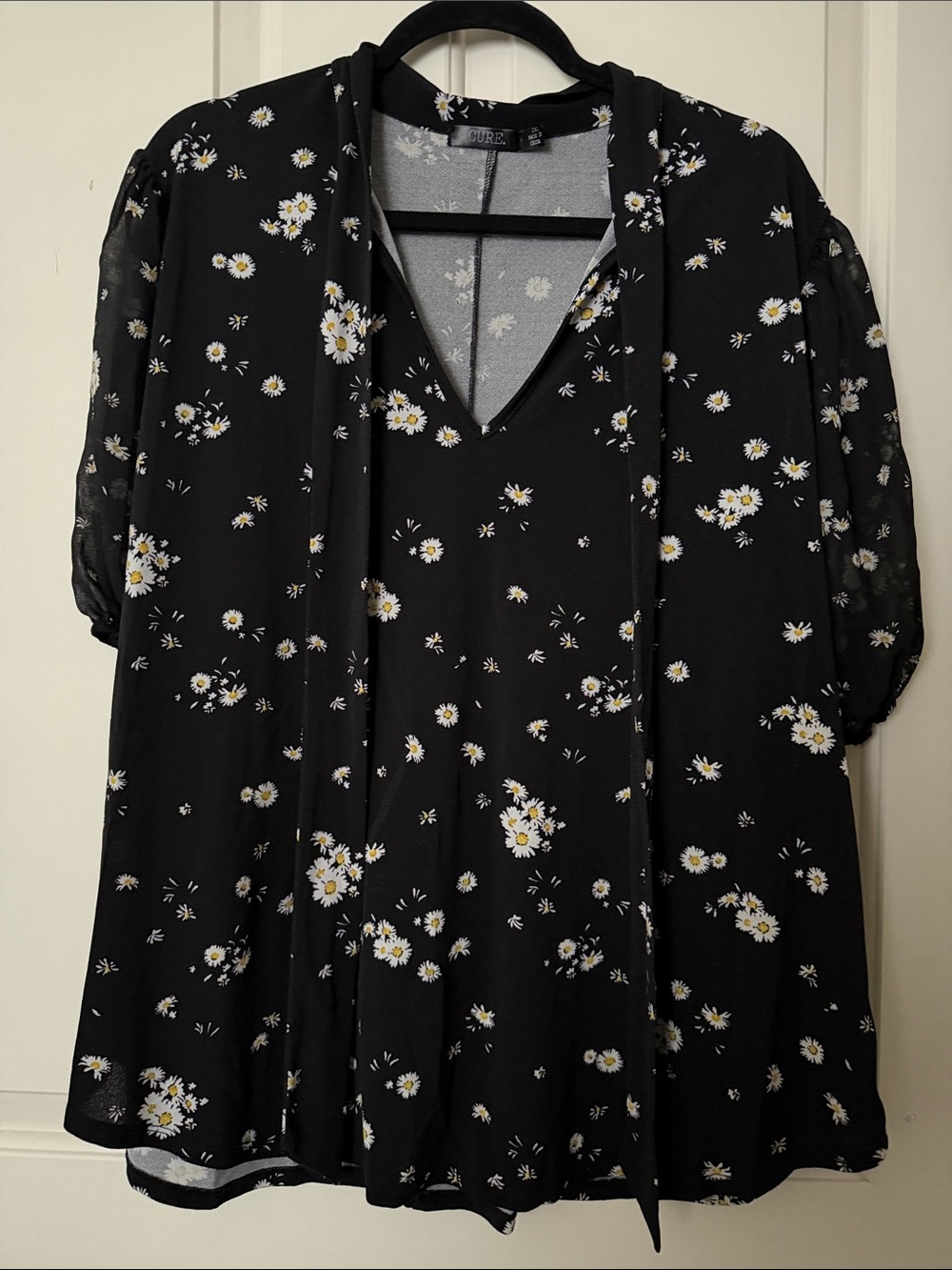 Cute Black Daisy Print V-Neck Blouse with Tie - Gorge